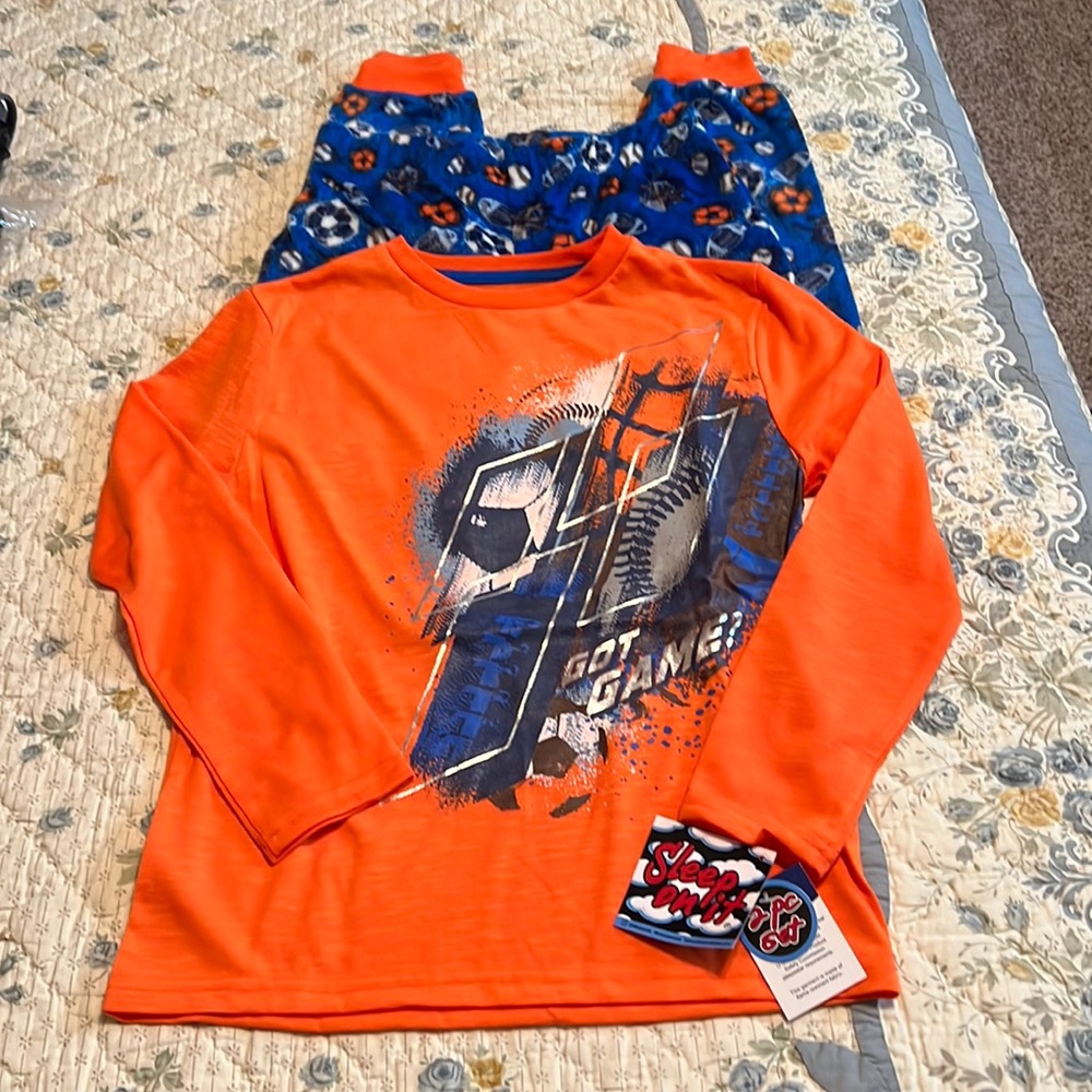 SLEEP ON IT BOYS PAJAMAS…SZ M (8-10)…NWT…SOFT TOP WITH FLANNEL CUFFED BOTTOMS!!!